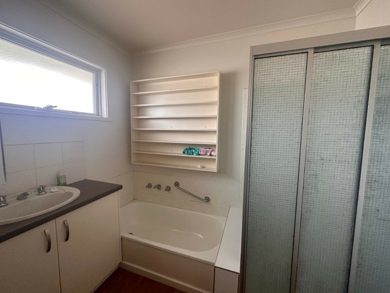 Unit 2/27 Main Road, Paynesville VIC 3880