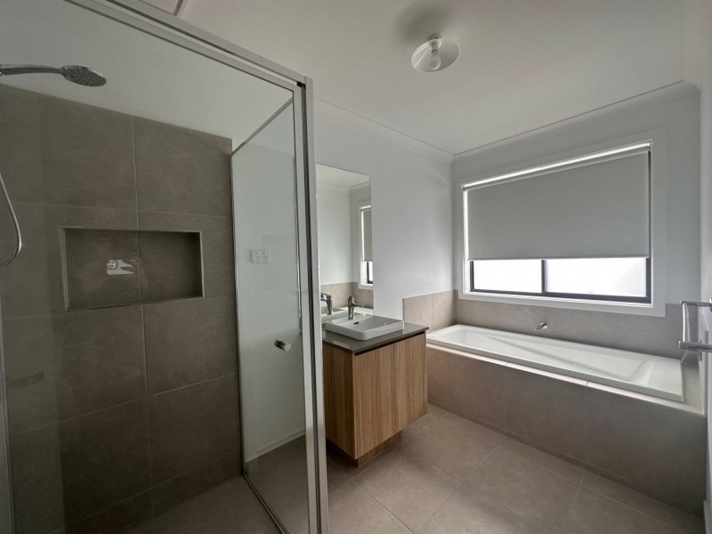 29 Houghton Crescent, Eagle Point VIC 3878