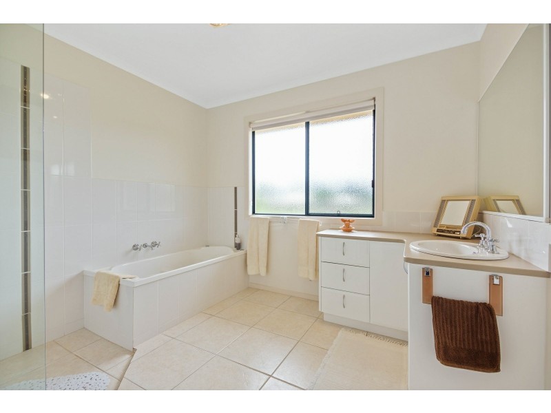 16 Lake Victoria Road, Eagle Point VIC 3878