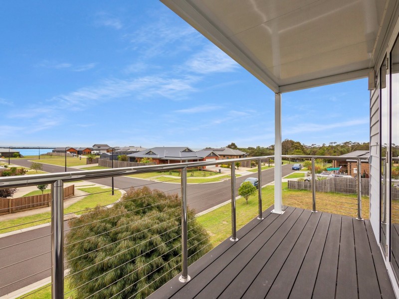 8 Seagreen Close, Eagle Point VIC 3878