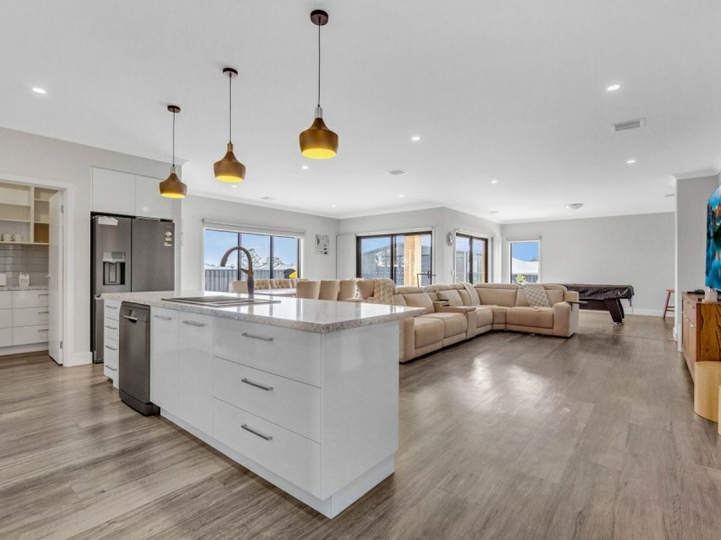 10 Ilfracombe Way, Paynesville VIC 3880