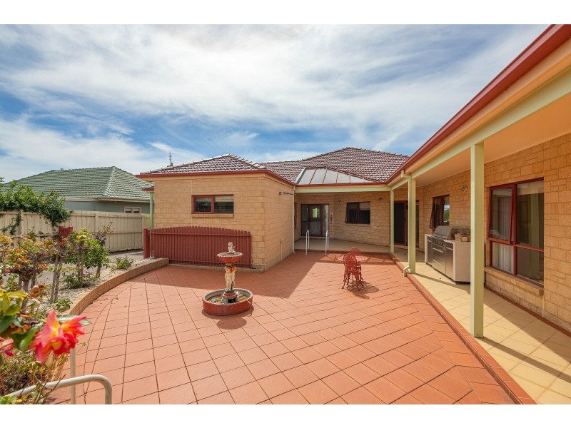 19 Main Road, Paynesville VIC 3880