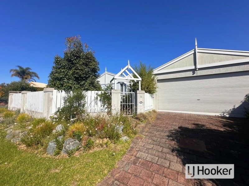 18 Schooner Terrace, Paynesville VIC 3880