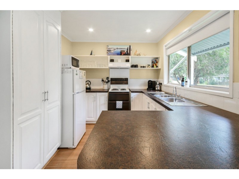 29 Sixth Avenue, Raymond Island VIC 3880