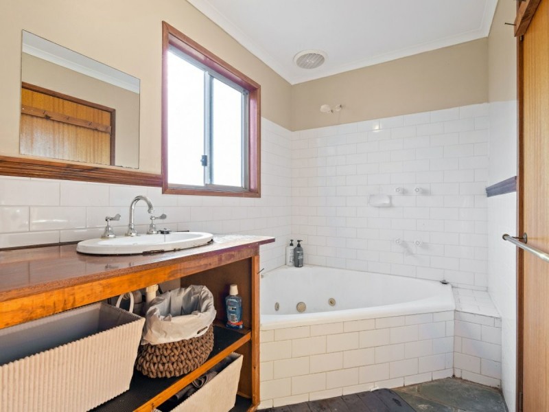 54 Tenth Avenue, Raymond Island VIC 3880