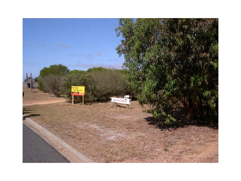 8 Lake Tide Avenue, Newlands Arm VIC 3875