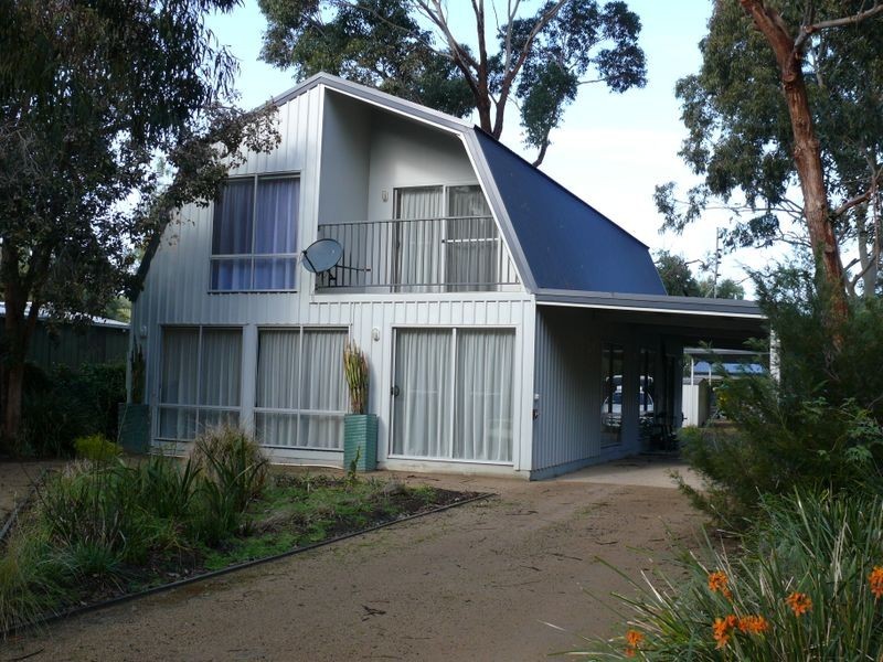 31 Fifth Parade, Raymond Island VIC 3880