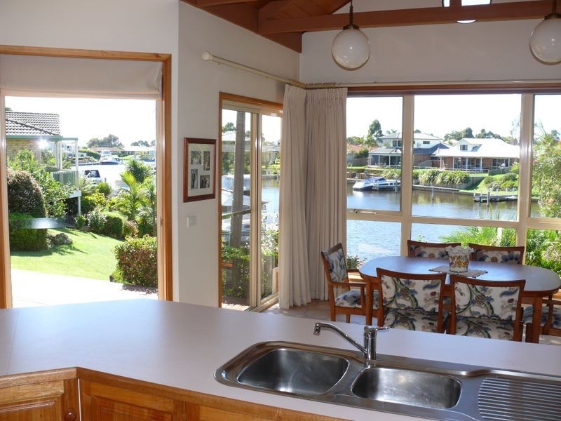 11 Sheerwater Terrace, Paynesville VIC 3880