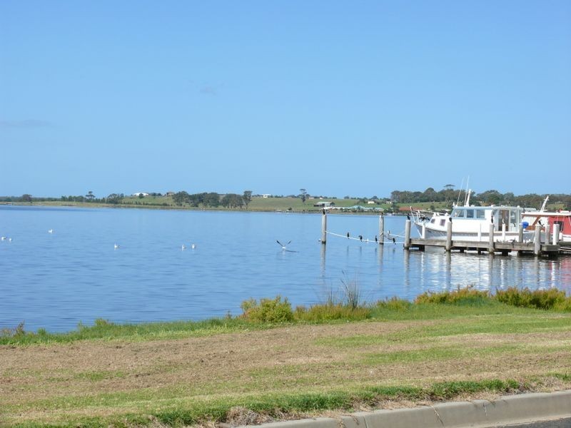32 Bay Road, Eagle Point VIC 3878