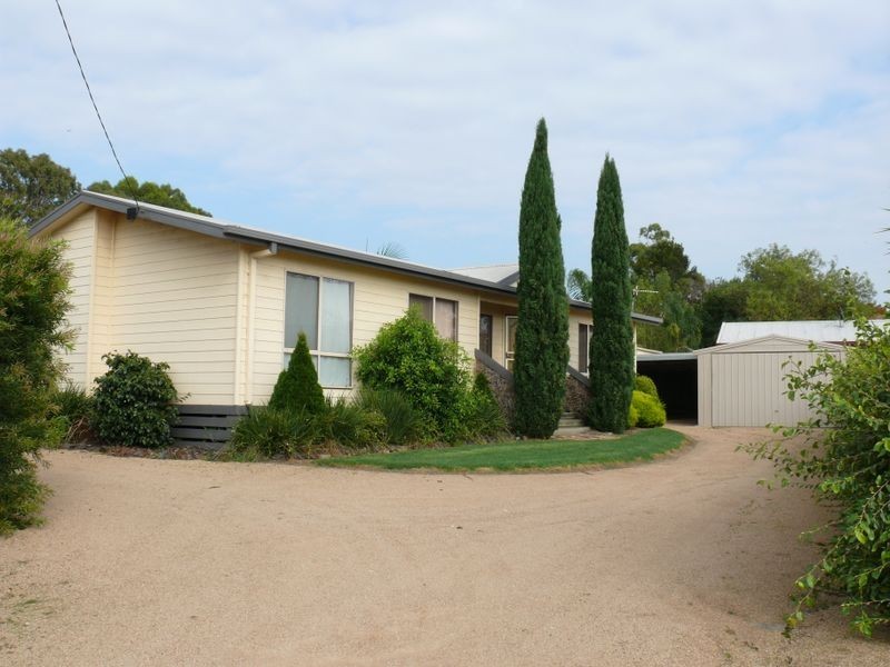 32 Bay Road, Eagle Point VIC 3878