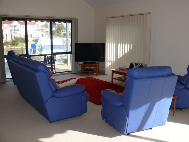 16 Aquarius Way, Paynesville VIC 3880