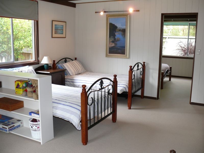 25 Fifth Parade, Raymond Island VIC 3880