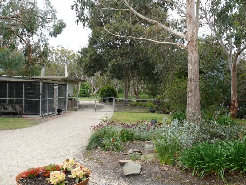 25 Fifth Parade, Raymond Island VIC 3880