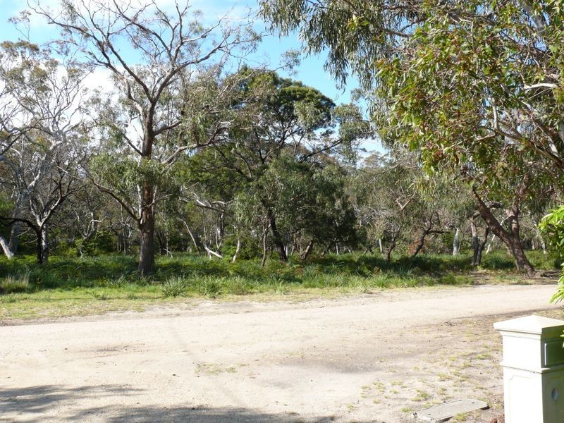 25 Fifth Parade, Raymond Island VIC 3880