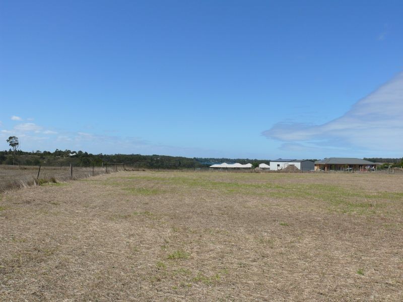 14 Corins Crescent, Newlands Arm VIC 3875