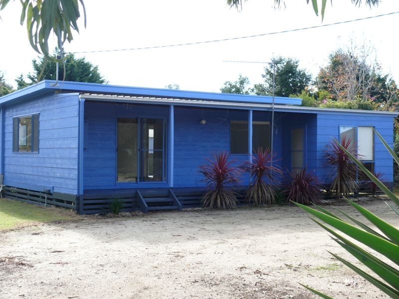8 Eleventh Parade, Raymond Island VIC 3880