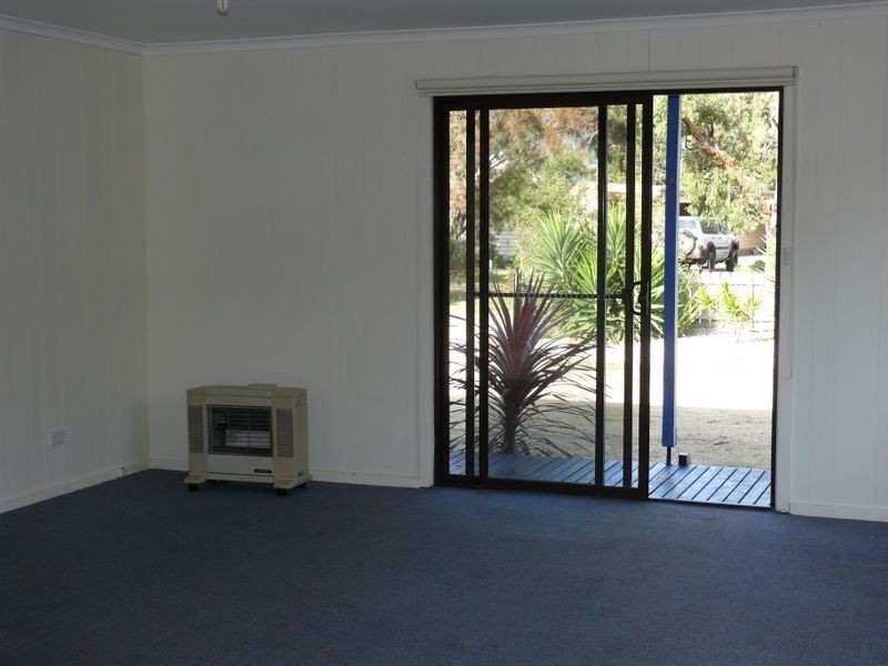 8 Eleventh Parade, Raymond Island VIC 3880