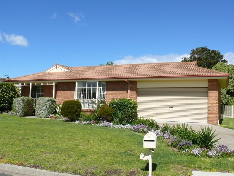 16 McMillan Grove, Paynesville VIC 3880