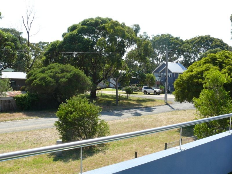 21 Seventh Parade, Raymond Island VIC 3880