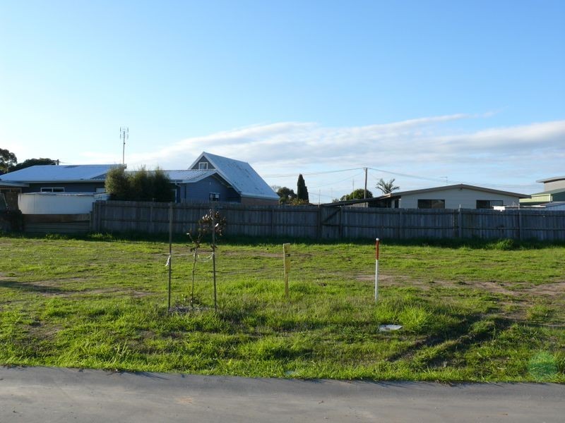 8 Eaton Place, Paynesville VIC 3880