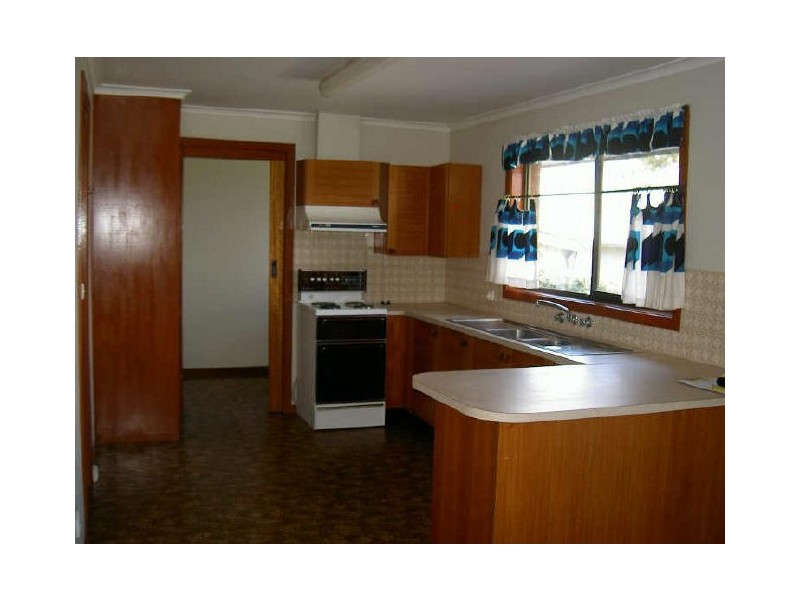 11 Bay Road, Eagle Point VIC 3878