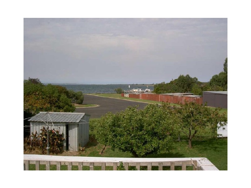 11 Bay Road, Eagle Point VIC 3878