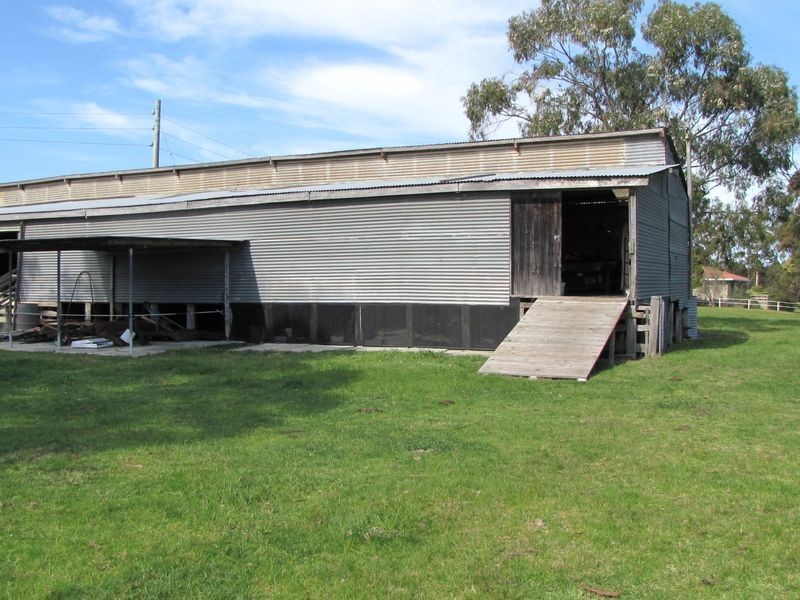 240 Lake Victoria Road, Eagle Point VIC 3878