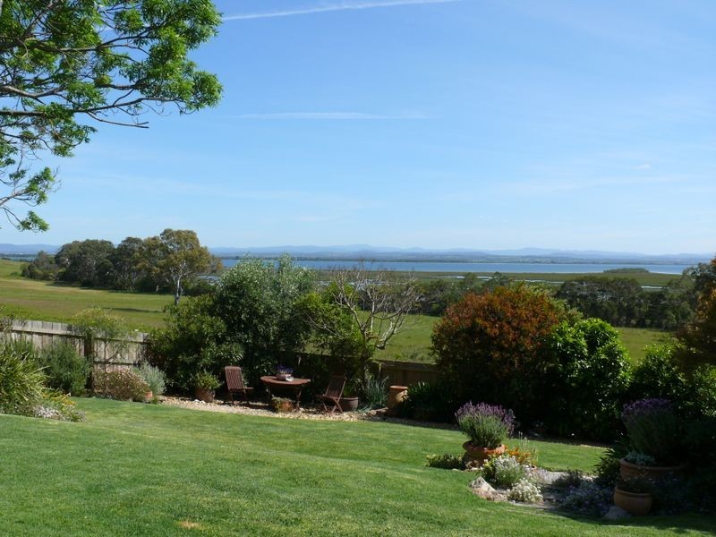 8 Fullarton Drive, Paynesville VIC 3880