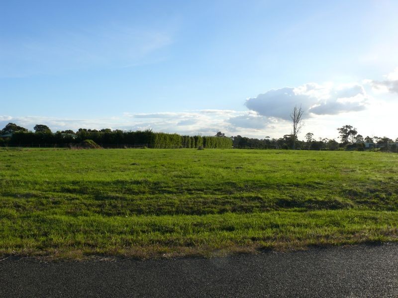 15 Corins Crescent, Newlands Arm VIC 3875