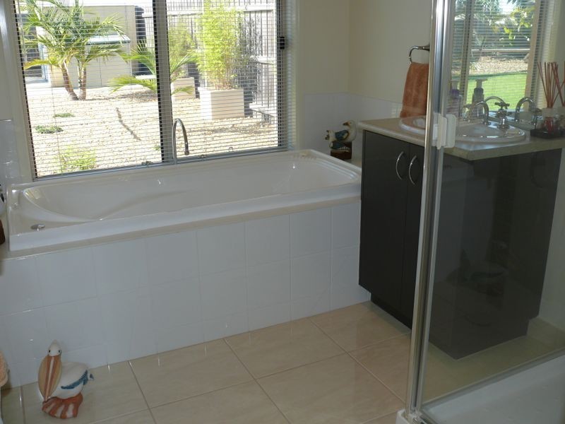 20 Sunset Boulevard, Eagle Point VIC 3878