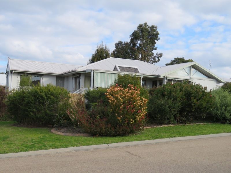 13 Schooner Terrace, Paynesville VIC 3880