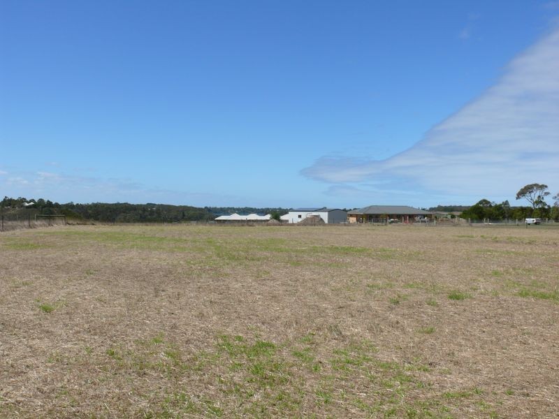 14 Corins Crescent, Newlands Arm VIC 3875