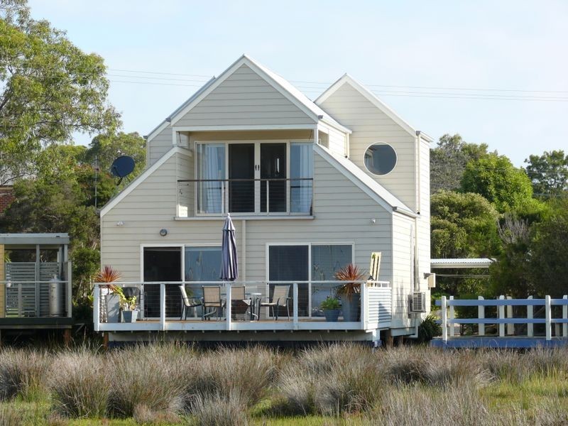 76 Eighth Avenue, Raymond Island VIC 3880