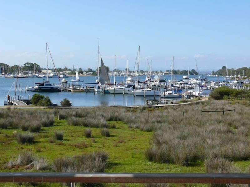 76 Eighth Avenue, Raymond Island VIC 3880