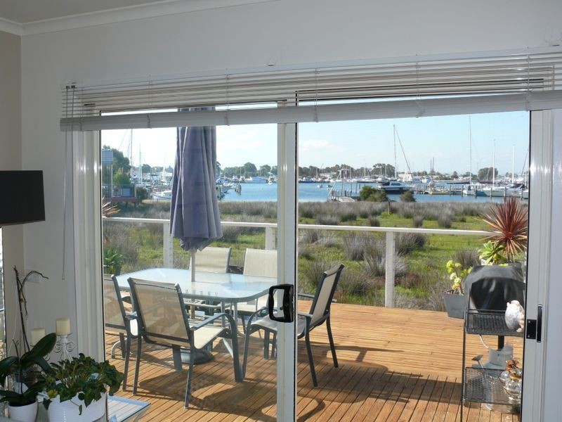 76 Eighth Avenue, Raymond Island VIC 3880