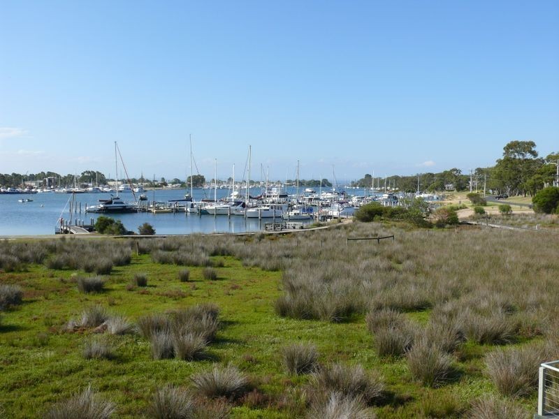 76 Eighth Avenue, Raymond Island VIC 3880