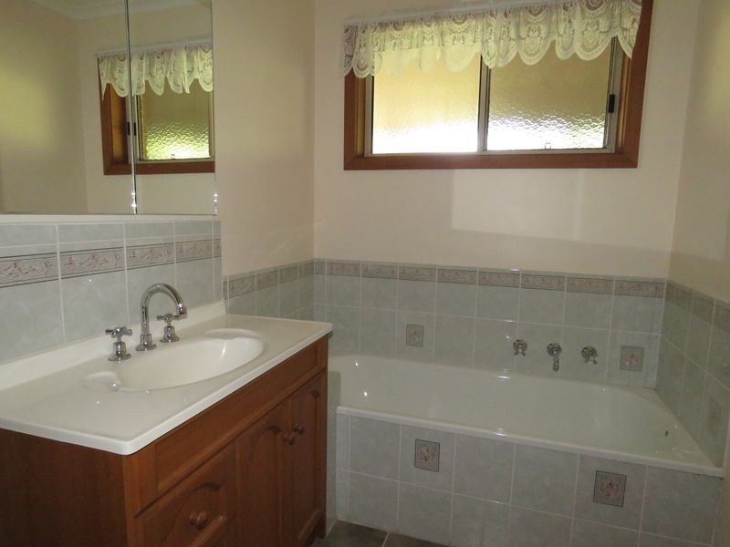 27 Simpson Drive, Newlands Arm VIC 3875