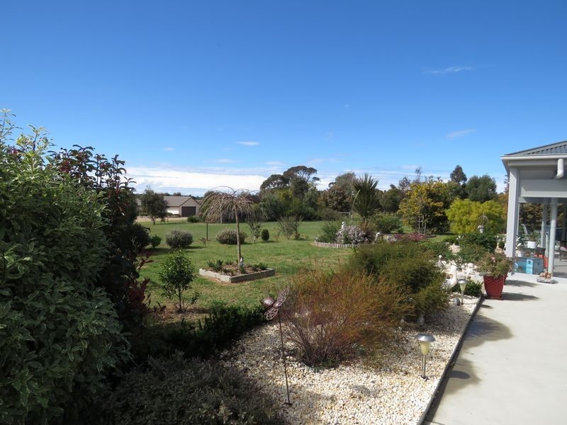 50 Corins Crescent, Newlands Arm VIC 3875