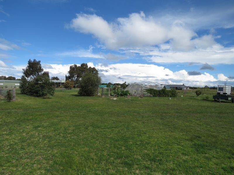 50 Corins Crescent, Newlands Arm VIC 3875