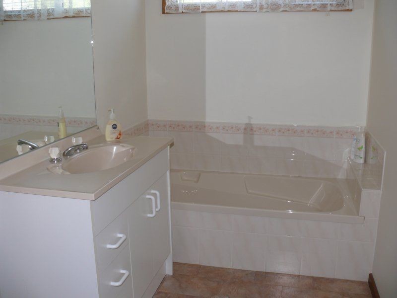 4 McMillan Grove, Paynesville VIC 3880