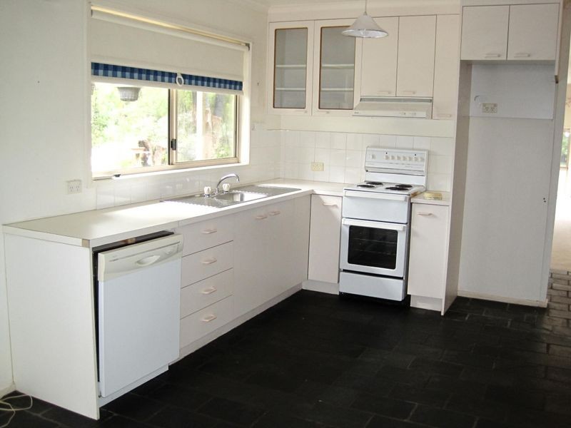 21 Fifth Parade, Raymond Island VIC 3880