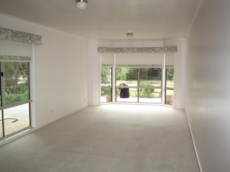 21 Fifth Parade, Raymond Island VIC 3880