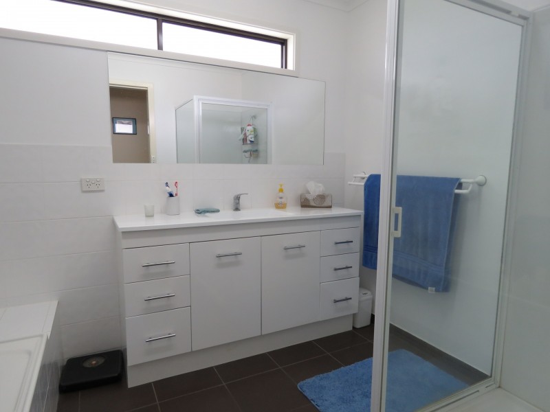 5 McMillan Grove, Paynesville VIC 3880