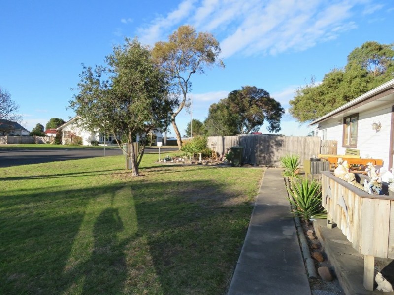 1 Toonalook Parade, Paynesville VIC 3880