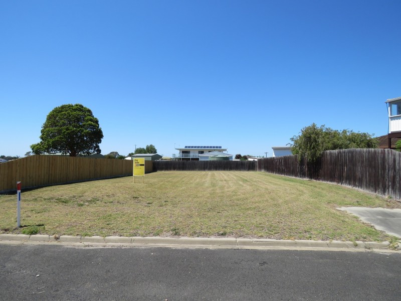 16 Milton Avenue, Paynesville VIC 3880