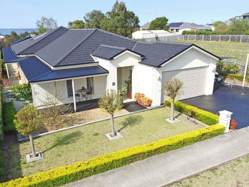 4 Eagle Bay Terrace, Eagle Point VIC 3878