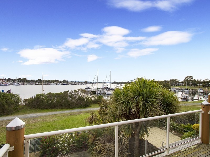 2/8 Seventh Parade, Raymond Island VIC 3880