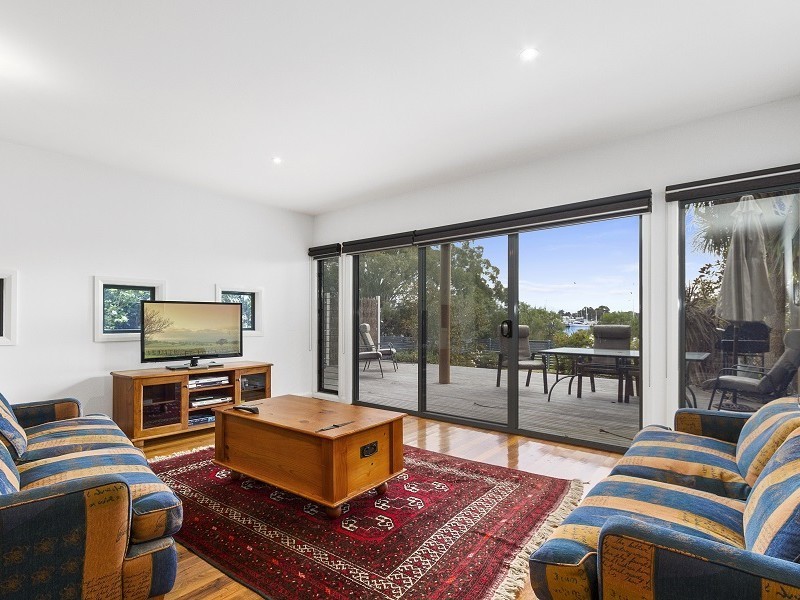 2/8 Seventh Parade, Raymond Island VIC 3880