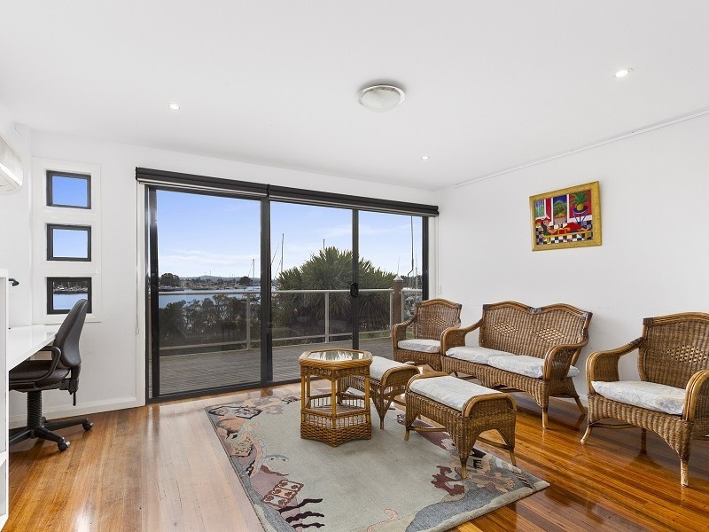 2/8 Seventh Parade, Raymond Island VIC 3880