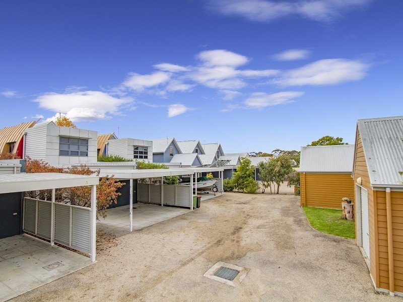 2/8 Seventh Parade, Raymond Island VIC 3880